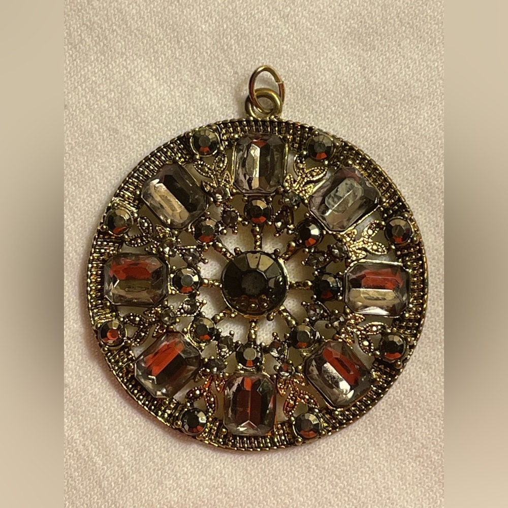 Vintage AVON Gray/Purple Rhinestone Medallion PENDANT VGC. Pendant only🩶💜